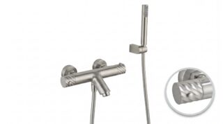 Thermostatische bad/douchekraan in geborsteld nikkel, geleverd als complete set met handdouche, doucheslang en wandhaak. Voorzien van 5 jaar garantie en verkrijgbaar in 6 kleuren. Kenmerkend voor de Toscana serie is het gedraaide reliëf op de bedieni