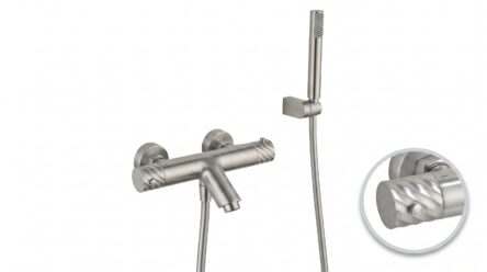 Thermostatische bad/douchekraan in geborsteld nikkel, geleverd als complete set met handdouche, doucheslang en wandhaak. Voorzien van 5 jaar garantie en verkrijgbaar in 6 kleuren. Kenmerkend voor de Toscana serie is het gedraaide reliëf op de bedieni