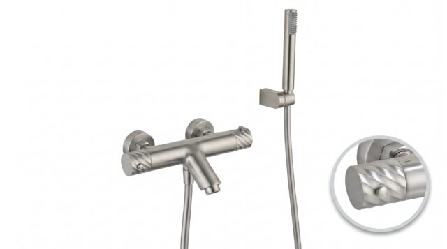 Thermostatische bad/douchekraan in geborsteld nikkel, geleverd als complete set met handdouche, doucheslang en wandhaak. Voorzien van 5 jaar garantie en verkrijgbaar in 6 kleuren. Kenmerkend voor de Toscana serie is het gedraaide reliëf op de bedieni