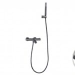 Moderne thermostatische bad/douchekraan in gunmetal met duurzame PVD-coating. Geleverd als complete set met handdouche, doucheslang en wandhaak. Verkrijgbaar in 6 kleuren.