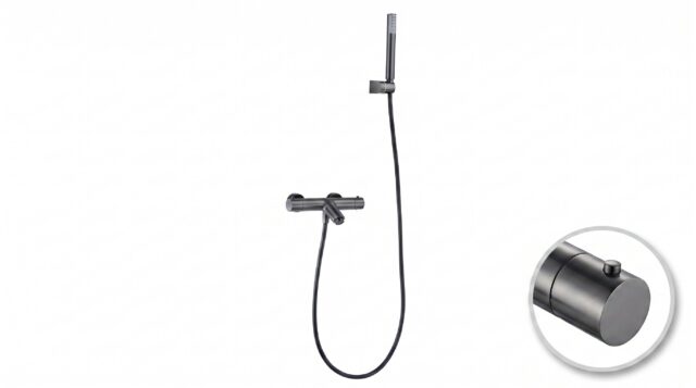 Moderne thermostatische bad/douchekraan in gunmetal met duurzame PVD-coating. Geleverd als complete set met handdouche, doucheslang en wandhaak. Verkrijgbaar in 6 kleuren.