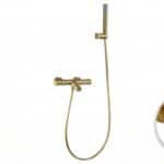 Luxe thermostatische bad/douchekraan in geborsteld goud met duurzame PVD-coating. Geleverd als complete set met handdouche, doucheslang en wandhaak. Verkrijgbaar in 6 kleuren.