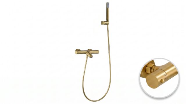 Luxe thermostatische bad/douchekraan in geborsteld goud met duurzame PVD-coating. Geleverd als complete set met handdouche, doucheslang en wandhaak. Verkrijgbaar in 6 kleuren.