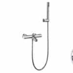 Moderne thermostatische bad/douchekraan in chroom, geleverd als complete set met handdouche, doucheslang en wandhaak. Onderdeel van de Riva Bella serie, verkrijgbaar in 6 kleuren en direct uit voorraad leverbaar.