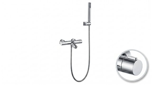 Moderne thermostatische bad/douchekraan in chroom, geleverd als complete set met handdouche, doucheslang en wandhaak. Onderdeel van de Riva Bella serie, verkrijgbaar in 6 kleuren en direct uit voorraad leverbaar.