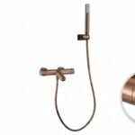 Thermostatische bad/douchekraan in geborsteld koper met duurzame PVD-coating. Geleverd als complete set met handdouche, doucheslang en wandhaak. Verkrijgbaar in 6 kleuren.