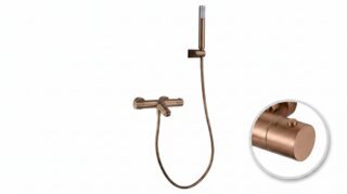 Thermostatische bad/douchekraan in geborsteld koper met duurzame PVD-coating. Geleverd als complete set met handdouche, doucheslang en wandhaak. Verkrijgbaar in 6 kleuren.