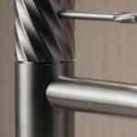 Moderne hoge wastafelkraan in black gun metal voor een badmeubel met waskom, geleverd als complete set inclusief bijpassende clickwaste met duurzame PVD-coating. De clickwaste is een handige pop-up afvoer die je eenvoudig opent en sluit door erop te