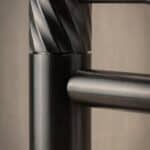 Moderne lage wastafelkraan in black gun metal voor een badmeubel met wastafel, geleverd als complete set inclusief bijpassende clickwaste met duurzame PVD-coating. De clickwaste is een handige pop-up afvoer die je eenvoudig opent en sluit door erop t