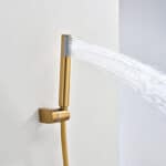 Thermostatische bad/douchekraan in geborsteld goud, geleverd als complete set met handdouche, doucheslang en wandhaak. Voorzien van 5 jaar garantie en verkrijgbaar in 6 kleuren. Kenmerkend voor de Toscana serie is het gedraaide reliëf op de bediening