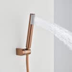 Thermostatische bad/douchekraan in geborsteld koper, geleverd als complete set met handdouche, doucheslang en wandhaak. Voorzien van 5 jaar garantie en verkrijgbaar in 6 kleuren. Kenmerkend voor de Toscana serie is het gedraaide reliëf op de bedienin