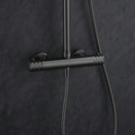 Luxe opbouwdoucheset in Black Gun Metal met PVD-coating, thermostatische douchekraan en hoofddouche van Ø20 cm. Inclusief handdouche. Verkrijgbaar in 6 kleuren en 5 jaar garantie. Kenmerkend voor de Toscana serie is het gedraaide reliëf op de bedieni