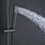 Luxe opbouwdoucheset in Black Gun Metal met PVD-coating, thermostatische douchekraan en hoofddouche van Ø20 cm. Inclusief handdouche. Verkrijgbaar in 6 kleuren en 5 jaar garantie. Kenmerkend voor de Toscana serie is het gedraaide reliëf op de bedieni