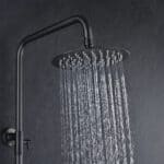 Luxe opbouwdoucheset in Black Gun Metal met PVD-coating, thermostatische douchekraan en hoofddouche van Ø20 cm. Inclusief handdouche. Verkrijgbaar in 6 kleuren en 5 jaar garantie. Kenmerkend voor de Toscana serie is het gedraaide reliëf op de bedieni