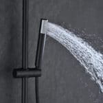 Stijlvolle opbouwdoucheset in mat zwart, thermostatische douchekraan en hoofddouche van Ø20 cm. Inclusief handdouche. Verkrijgbaar in 6 kleuren en voorzien van 5 jaar garantie. Kenmerkend voor de Toscana serie is het gedraaide reliëf op de bediening: