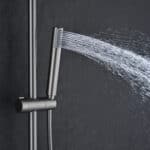 Moderne opbouwdoucheset in geborsteld nikkel, thermostatische douchekraan en hoofddouche van Ø20 cm. Inclusief handdouche. Verkrijgbaar in 6 kleuren en 5 jaar garantie. Kenmerkend voor de Toscana serie is het gedraaide reliëf op de bediening: een sub