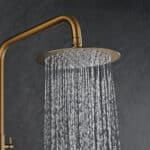 Luxe opbouwdoucheset in geborsteld goud met PVD-coating, thermostatische douchekraan en hoofddouche van Ø20 cm. Inclusief handdouche. Verkrijgbaar in 6 kleuren en 5 jaar garantie. Kenmerkend voor de Toscana serie is het gedraaide reliëf op de bedieni