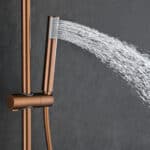 Stijlvolle opbouwdoucheset in geborsteld koper met PVD-coating, thermostatische douchekraan en hoofddouche van Ø20 cm. Inclusief handdouche. Verkrijgbaar in 6 kleuren en 5 jaar garantie. Kenmerkend voor de Toscana serie is het gedraaide reliëf op de