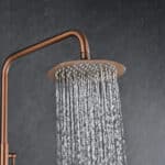 Stijlvolle opbouwdoucheset in geborsteld koper met PVD-coating, thermostatische douchekraan en hoofddouche van Ø20 cm. Inclusief handdouche. Verkrijgbaar in 6 kleuren en 5 jaar garantie. Kenmerkend voor de Toscana serie is het gedraaide reliëf op de