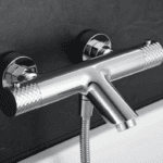Moderne thermostatische bad/douchekraan in chroom, geleverd als complete set met handdouche, doucheslang en wandhaak. Onderdeel van de Diamond serie, verkrijgbaar in 5 kleuren en direct uit voorraad leverbaar.