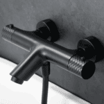 Stijlvolle thermostatische bad/douchekraan in mat zwart. Geleverd als complete set met handdouche, doucheslang en wandhaak. Verkrijgbaar in 5 kleuren.
