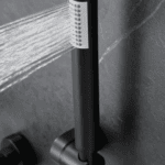 Stijlvolle thermostatische bad/douchekraan in mat zwart. Geleverd als complete set met handdouche, doucheslang en wandhaak. Verkrijgbaar in 5 kleuren.