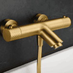 Luxe thermostatische bad/douchekraan in geborsteld goud met duurzame PVD-coating. Geleverd als complete set met handdouche, doucheslang en wandhaak. Verkrijgbaar in 5 kleuren.