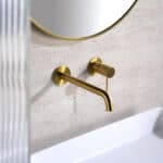 Moderne muurwastafelkraan in geborsteld goud voor wandmontage boven een wastafel of waskom. Voorzien van een duurzame PVD-coating, 5 jaar garantie en verkrijgbaar in 6 kleuren. Kenmerkend voor de Toscana serie is het gedraaide reliëf op de bediening: