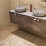 Hangend donker eiken badkamermeubel 140 cm met één lade en grijs limestone blad