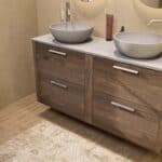 Hangend donker eiken badkamermeubel 140 cm met twee lades en grijs limestone blad