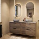 Hangend donker eiken badkamermeubel 160 cm met twee lades en grijs limestone blad