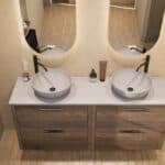 Hangend donker eiken badkamermeubel 160 cm met twee lades en grijs limestone blad