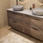 Hangend donker eiken badkamermeubel 160 cm met twee lades en grijs limestone blad