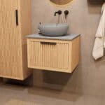 Hangend houten badkamermeubel 60 cm met één lade en grijs limestone blad met witte waskom