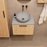 Hangend houten badkamermeubel 60 cm met één lade en grijs limestone blad met witte waskom