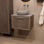 Hangend eiken badkamermeubel 60 cm met één lade en grijs limestone blad met keramische waskom