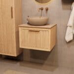 Modern hangend eiken badkamermeubel 60 cm met ribbelfront, één lade en limestone blad met keramische waskom
