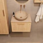 Modern hangend eiken badkamermeubel 60 cm met ribbelfront, één lade en limestone blad met keramische waskom