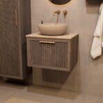 Hangend donker eiken badkamermeubel 60 cm met één lade en limestone blad met witte waskom