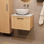 Hangend modern naturel eiken badkamermeubel 60 cm met vlak front, één lade en marmer blad met waskom
