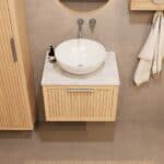 Hangend modern naturel eiken badkamermeubel 60 cm met vlak front, één lade en marmer blad met waskom
