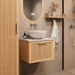 Hangend modern naturel eiken badkamermeubel 60 cm met vlak front, één lade en marmer blad met waskom
