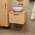 Hangend houten badkamermeubel 60 cm met één lade en naturel eiken blad met witte waskom