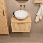 Hangend houten badkamermeubel 60 cm met één lade en naturel eiken blad met witte waskom