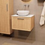 Hangend naturel eiken badkamermeubel 60 cm met één lade en solid surface blad met witte waskom