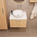 Hangend naturel eiken badkamermeubel 60 cm met één lade en solid surface blad met witte waskom
