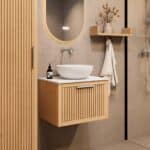 Hangend naturel eiken badkamermeubel 60 cm met één lade en solid surface blad met witte waskom