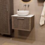 Hangend eiken wastafelmeubel 60 cm met ribbelfront, solid surface blad en ronde witte opbouwwaskom