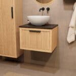 Eiken wastafelmeubel 60 cm met ribbelfront, granieten blad en ronde keramische waskom, hangend