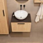 Eiken wastafelmeubel 60 cm met ribbelfront, granieten blad en ronde keramische waskom, hangend